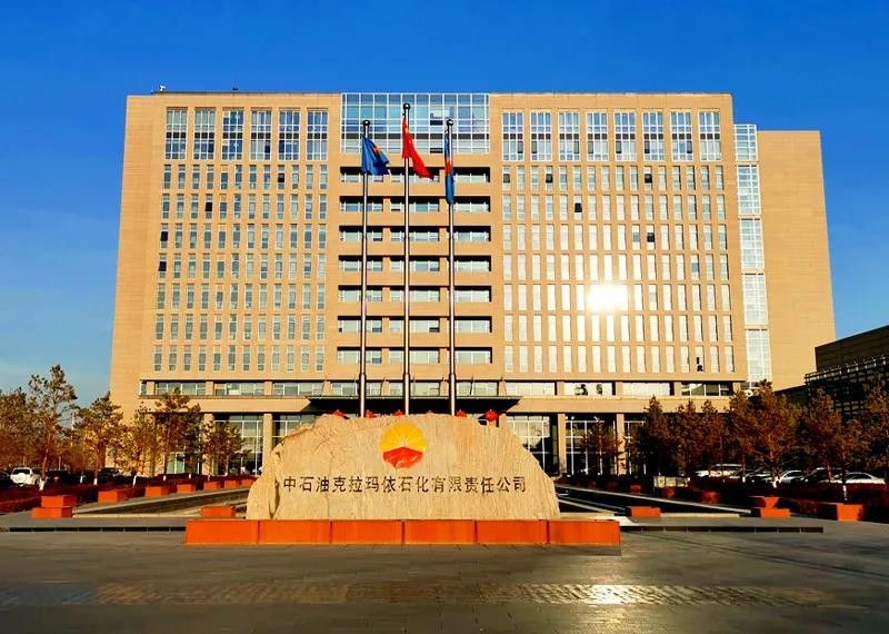 Применение системы обогрева и теплоизоляции электрической системы отопления Anhui Huanrui для резервуаров с белым нефтепродуктом на Карамайском нефтяном месторождении компании PetroChina.